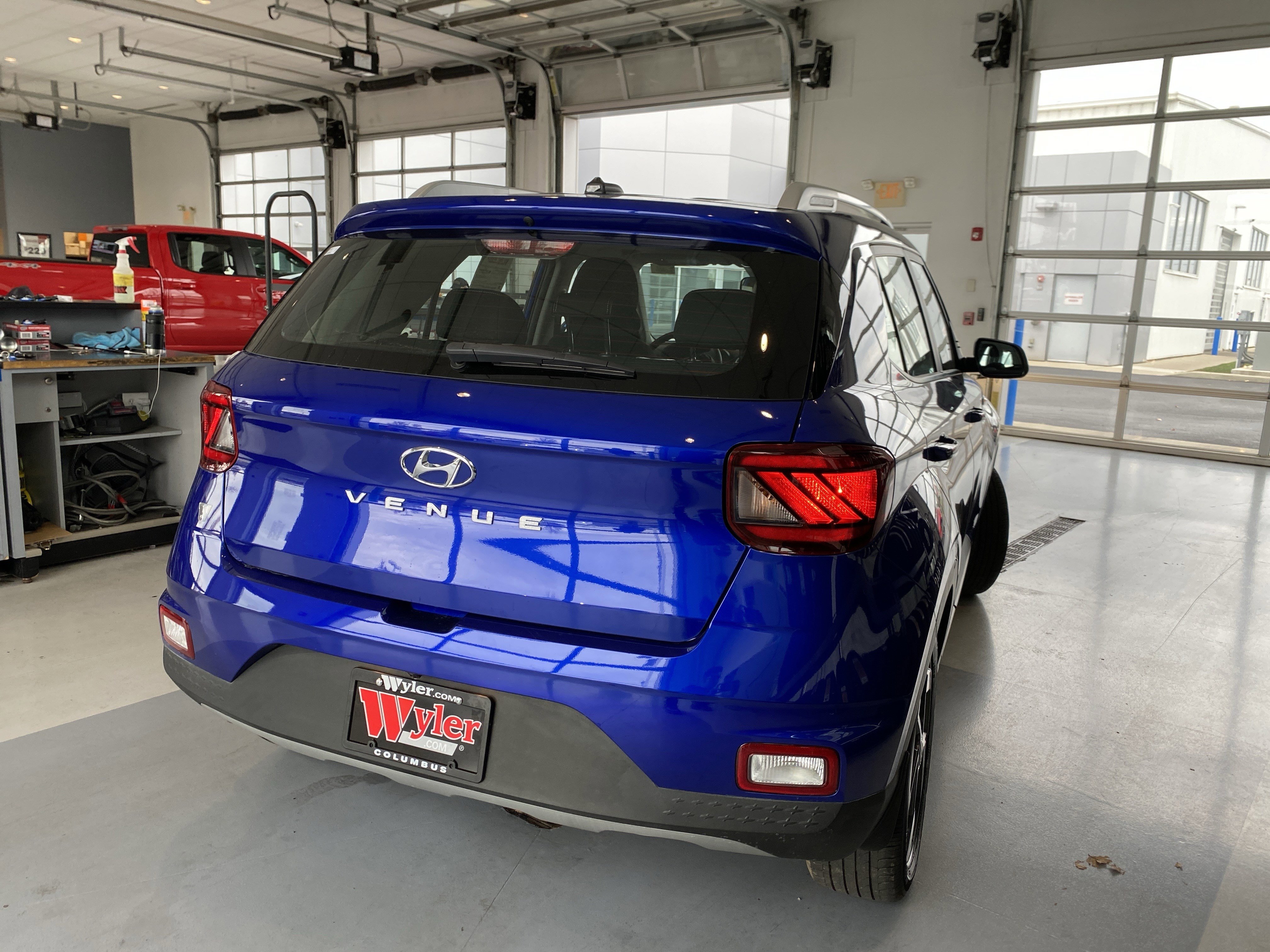 Used 2025 Hyundai Venue SEL image 4