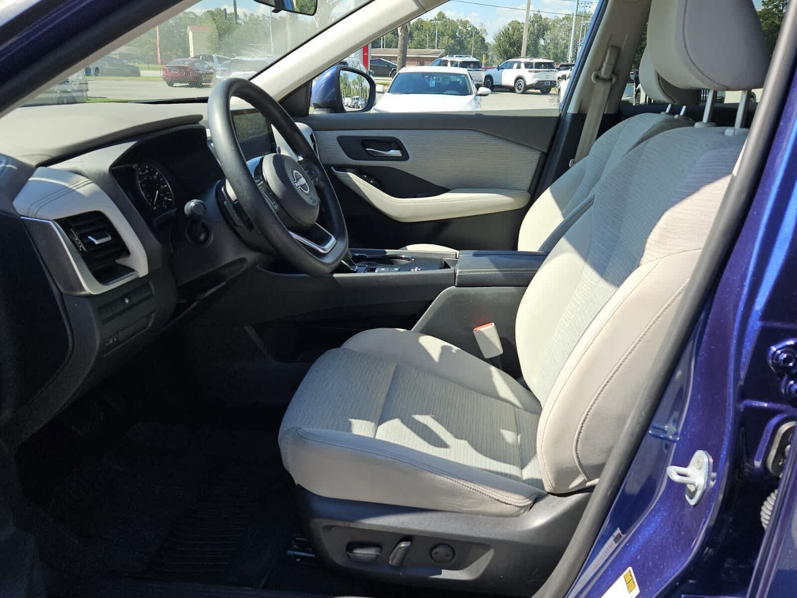 Used 2022 Nissan Rogue SV FWD image 3