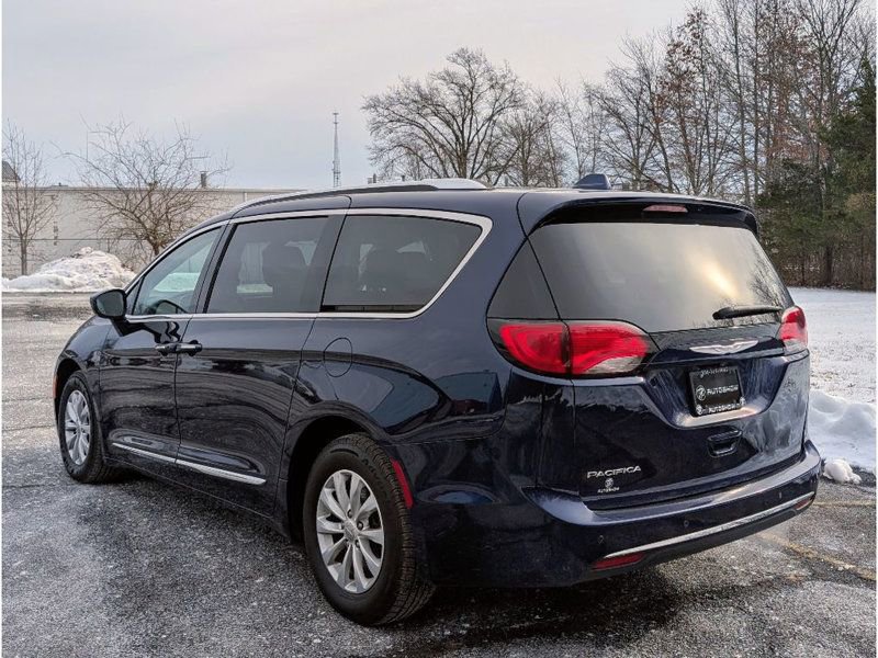 Used 2018 Chrysler Pacifica Touring-L Plus image 5