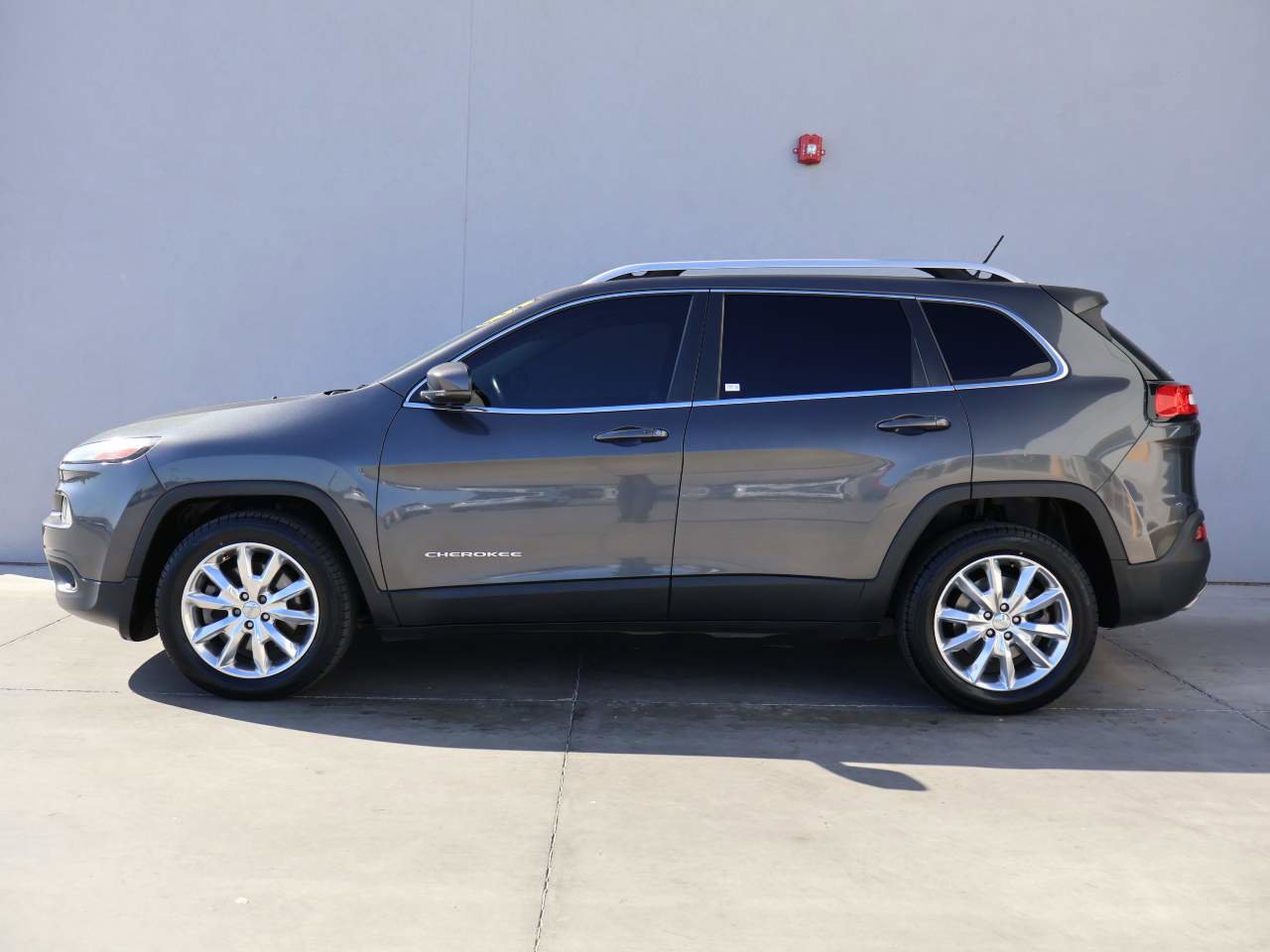 Used 2015 Jeep Cherokee Limited image 2