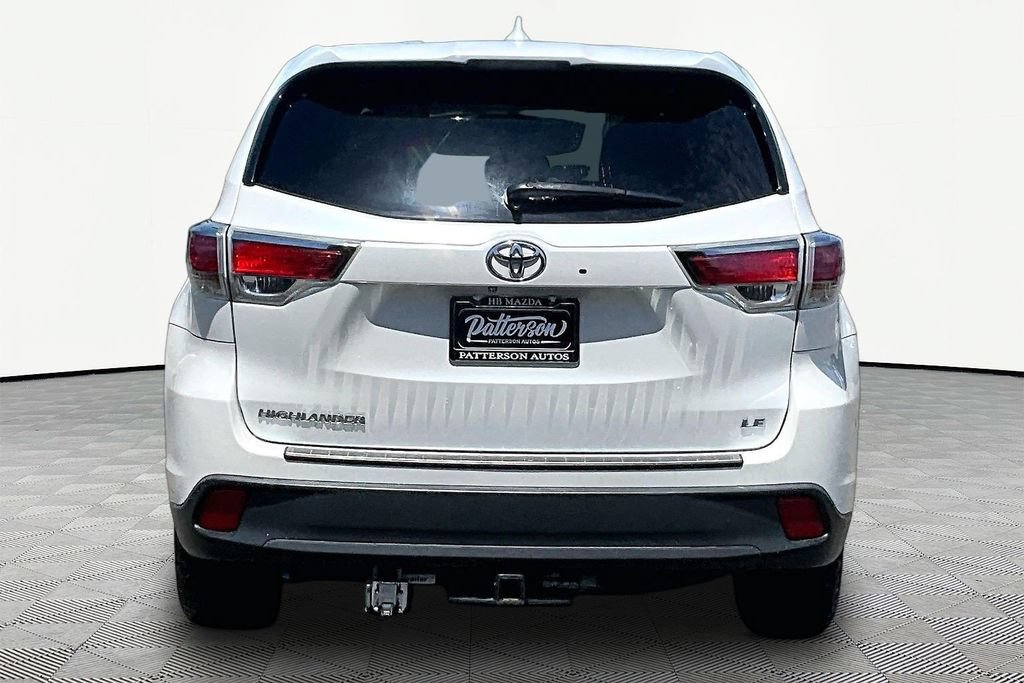 Used 2016 Toyota Highlander Plus w/ Preferred Accessory Package FWD image 4