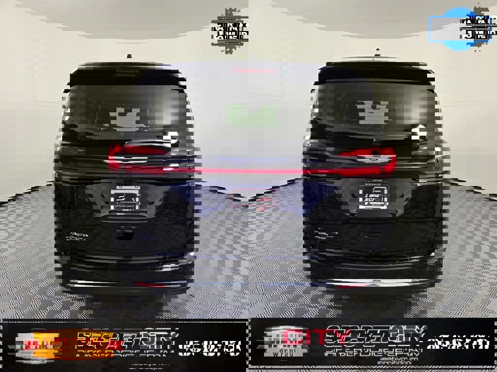 Used 2024 Chrysler Pacifica Touring-L image 6