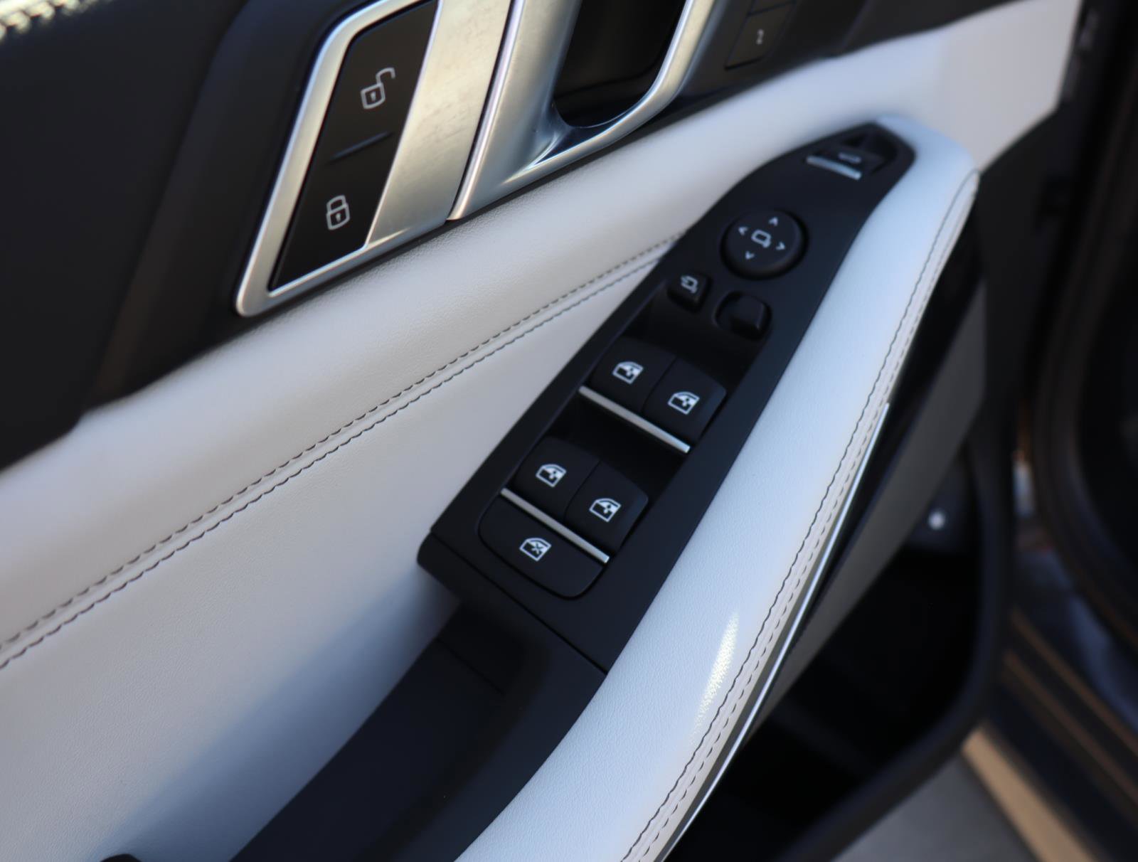 Used 2025 BMW X5 xDrive50e w/ M Sport Package image 16