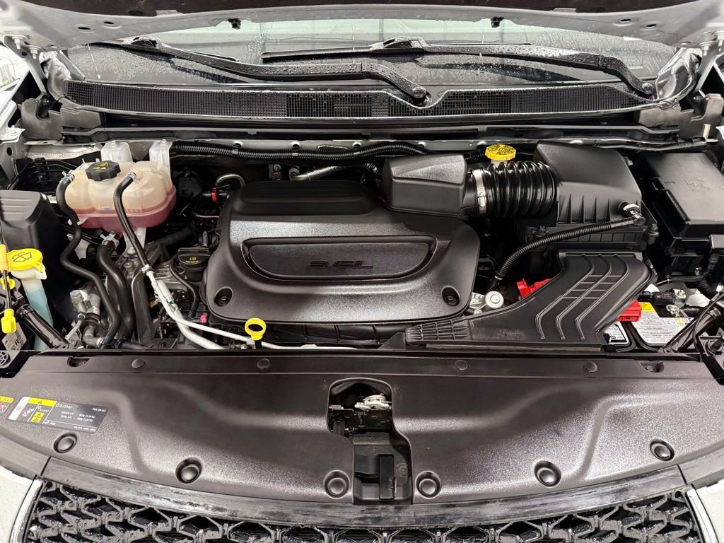 Used 2024 Chrysler Pacifica Touring-L image 9