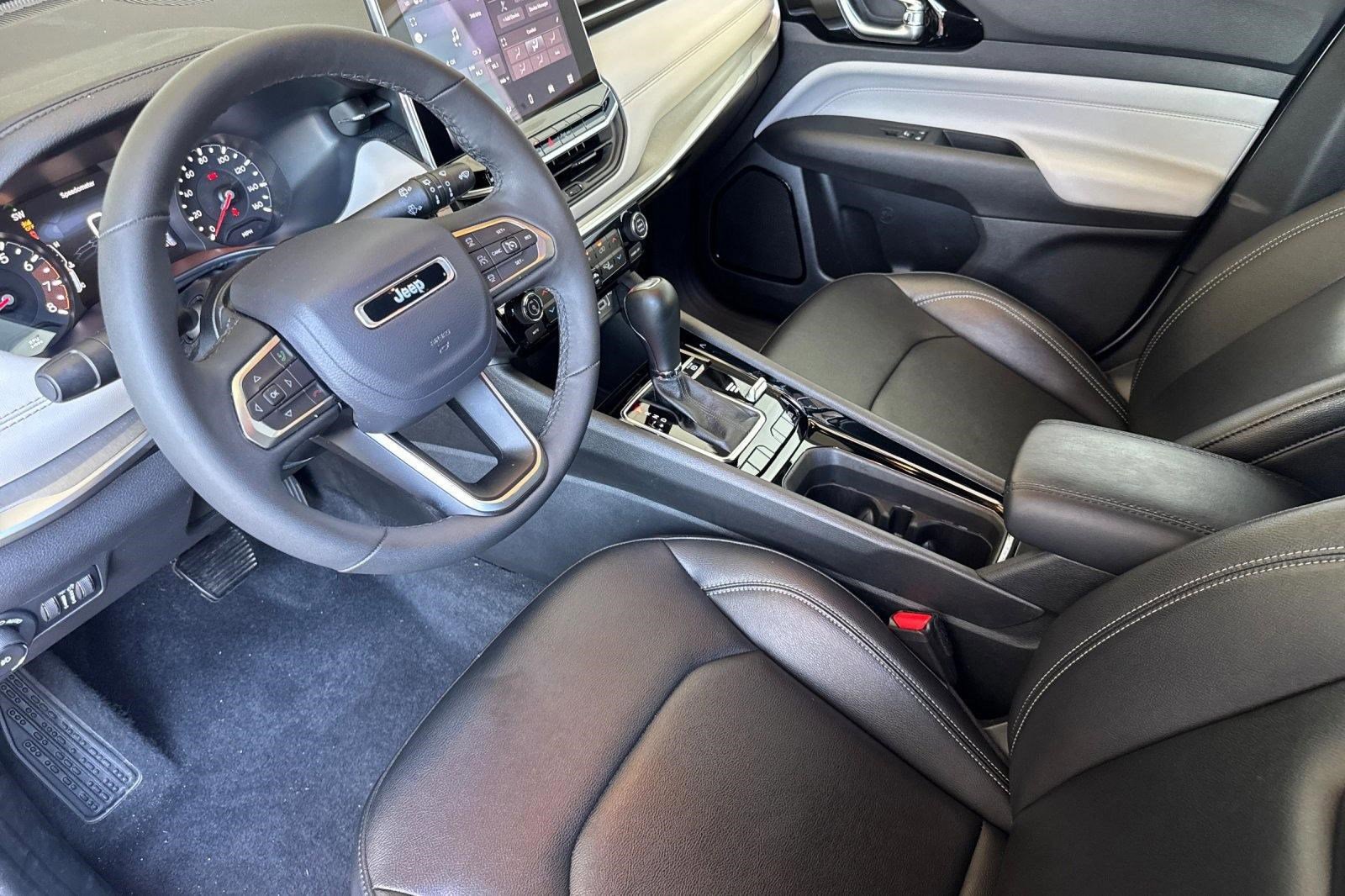 Used 2025 Jeep Compass Limited image 4