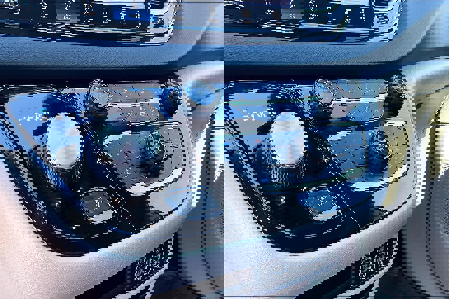 Used 2023 Chrysler Pacifica Touring-L image 34