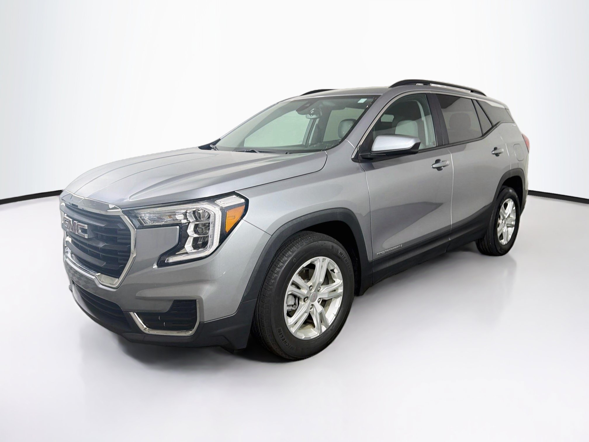 Used 2024 GMC Terrain SLE w/ Driver Convenience Package FWD image 3