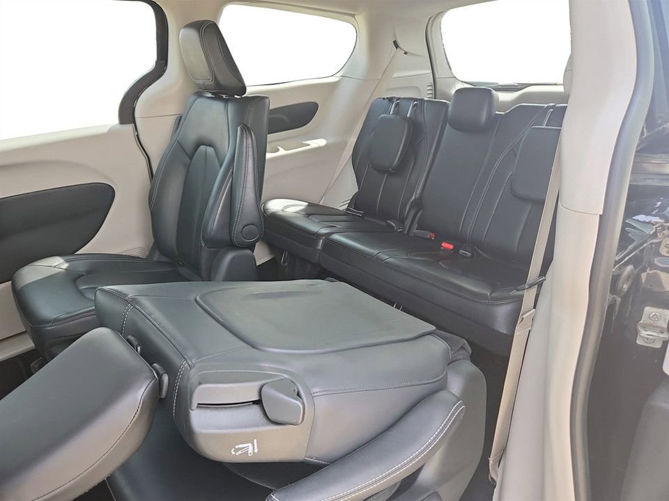 Used 2024 Chrysler Pacifica Select image 30