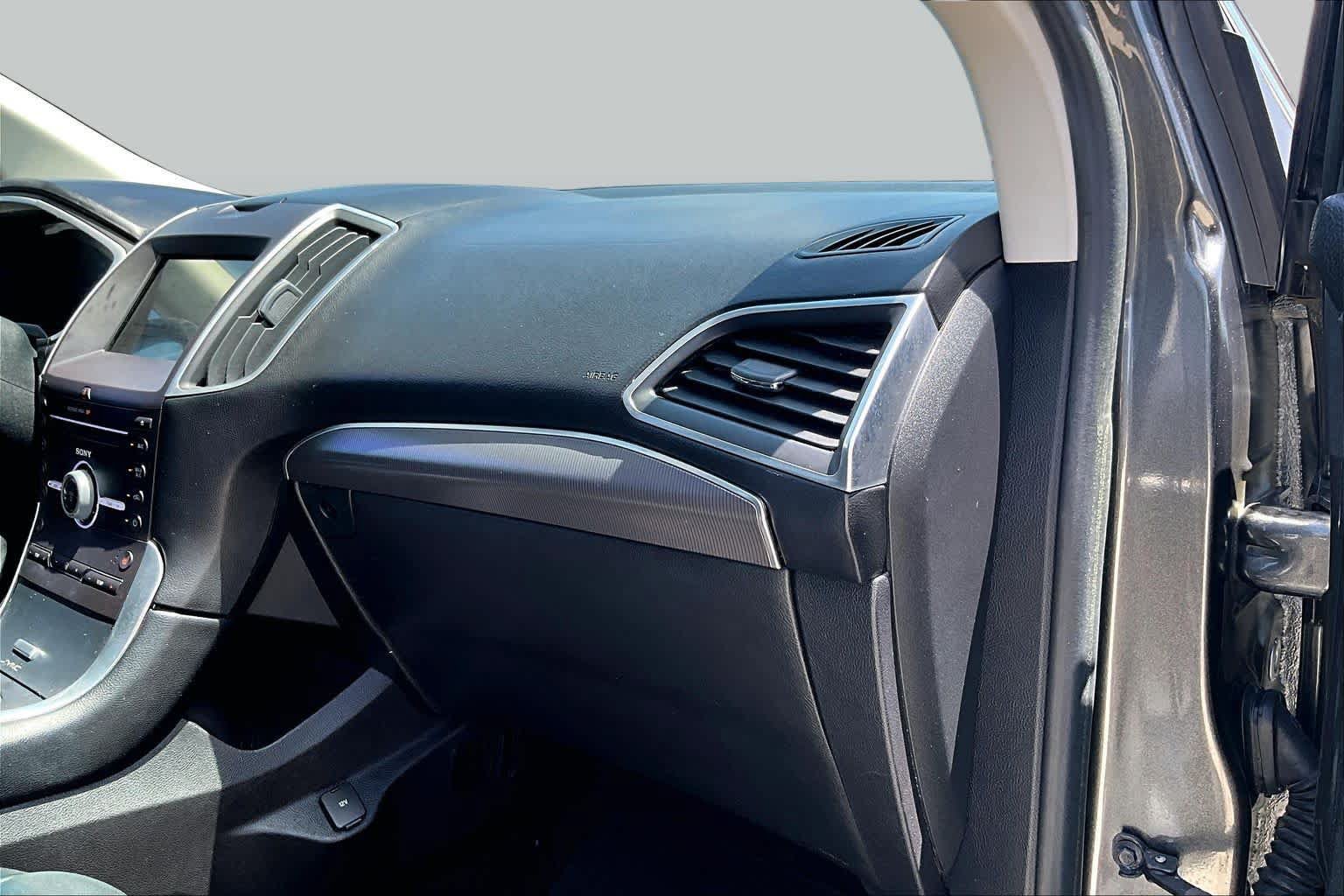 Used 2016 Ford Edge Titanium FWD image 17