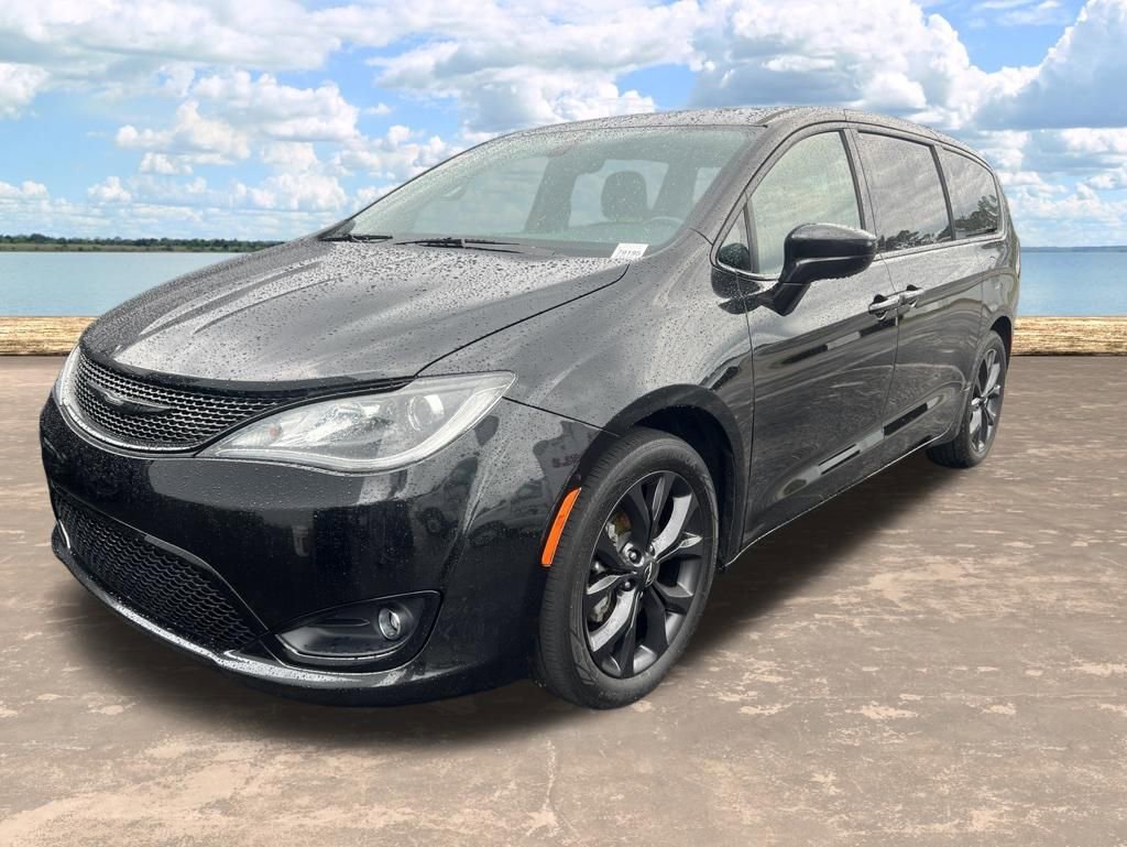 Used 2020 Chrysler Pacifica Touring w/ S Appearance Package FWD image 2
