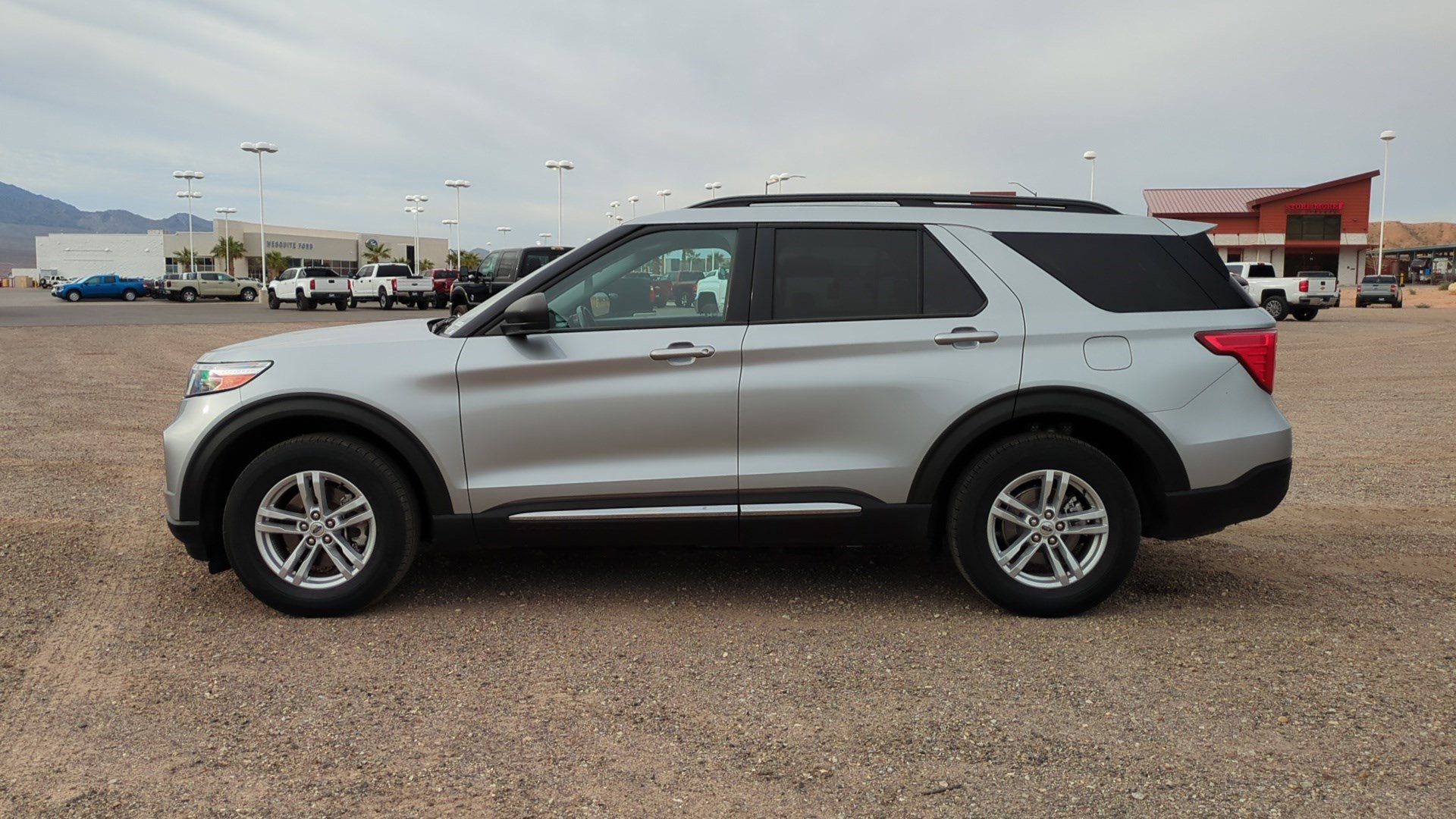 Used 2022 Ford Explorer XLT w/ Equipment Group 202A image 6