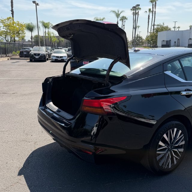 Used 2024 Nissan Altima 2.5 SV FWD image 8