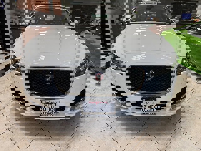 Used 2018 Jaguar XF Premium image 3