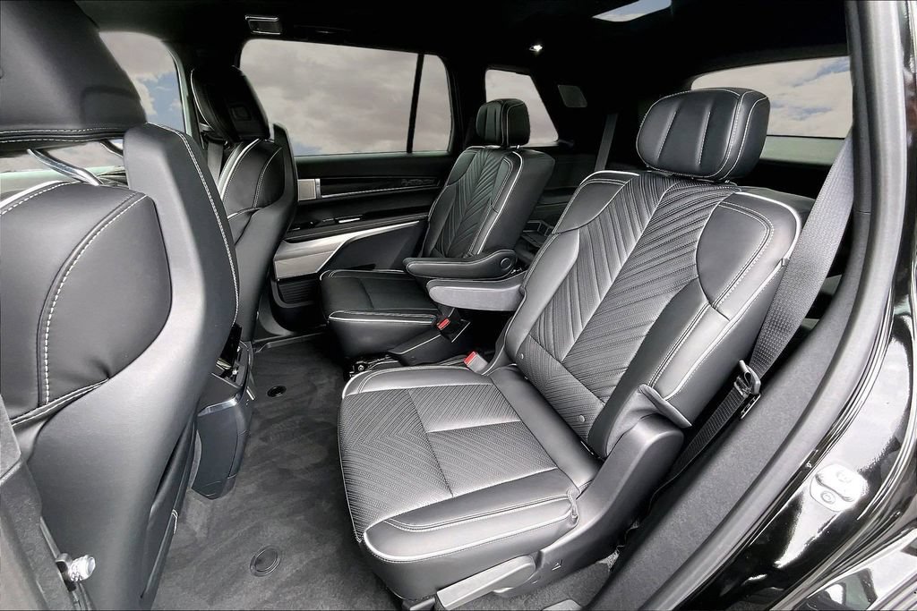 Used 2026 Cadillac Vistiq Platinum w/ LPO, Floor Liner Package AWD/4WD image 22