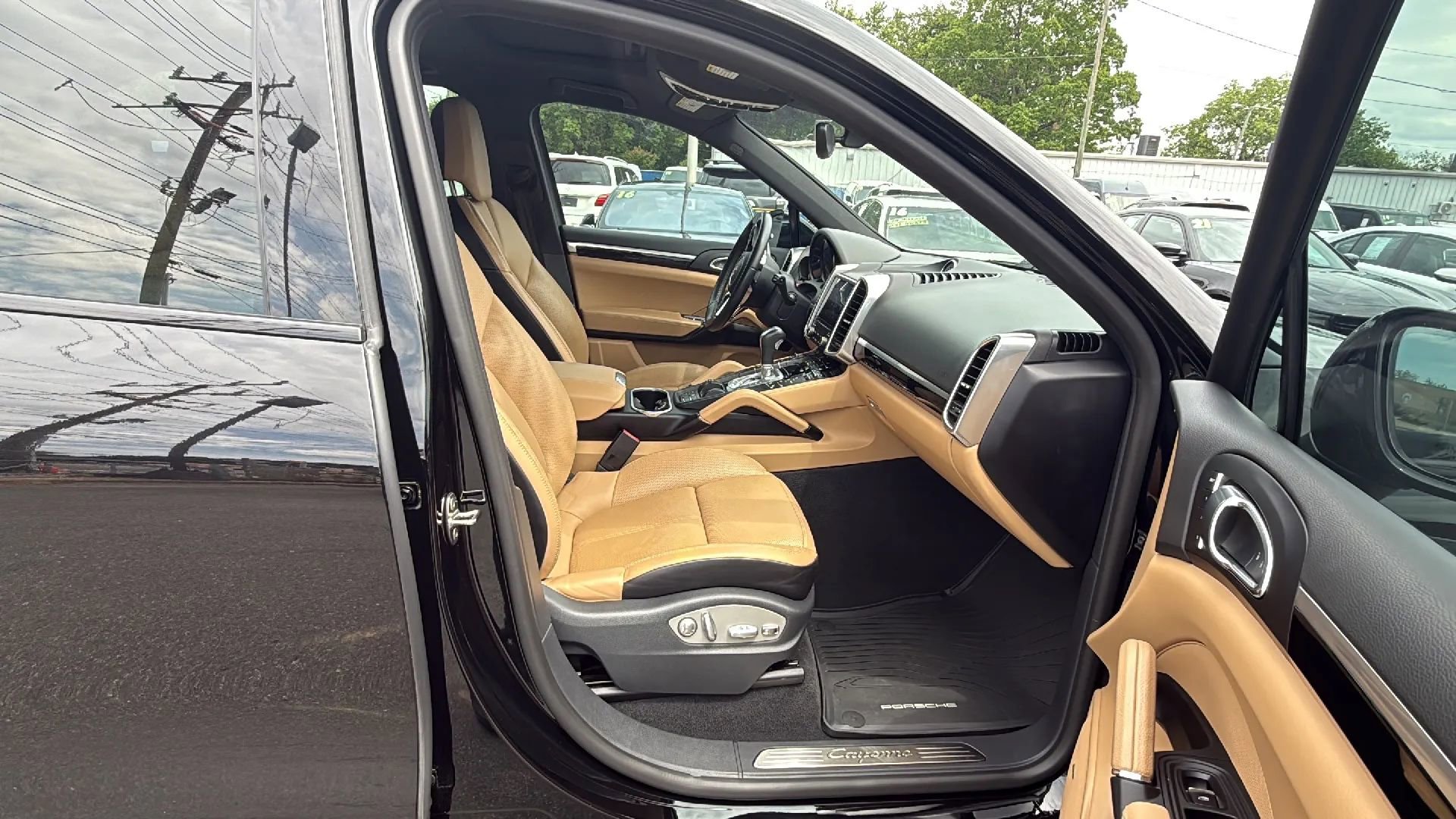 Used 2017 Porsche Cayenne w/ Premium Package image 12