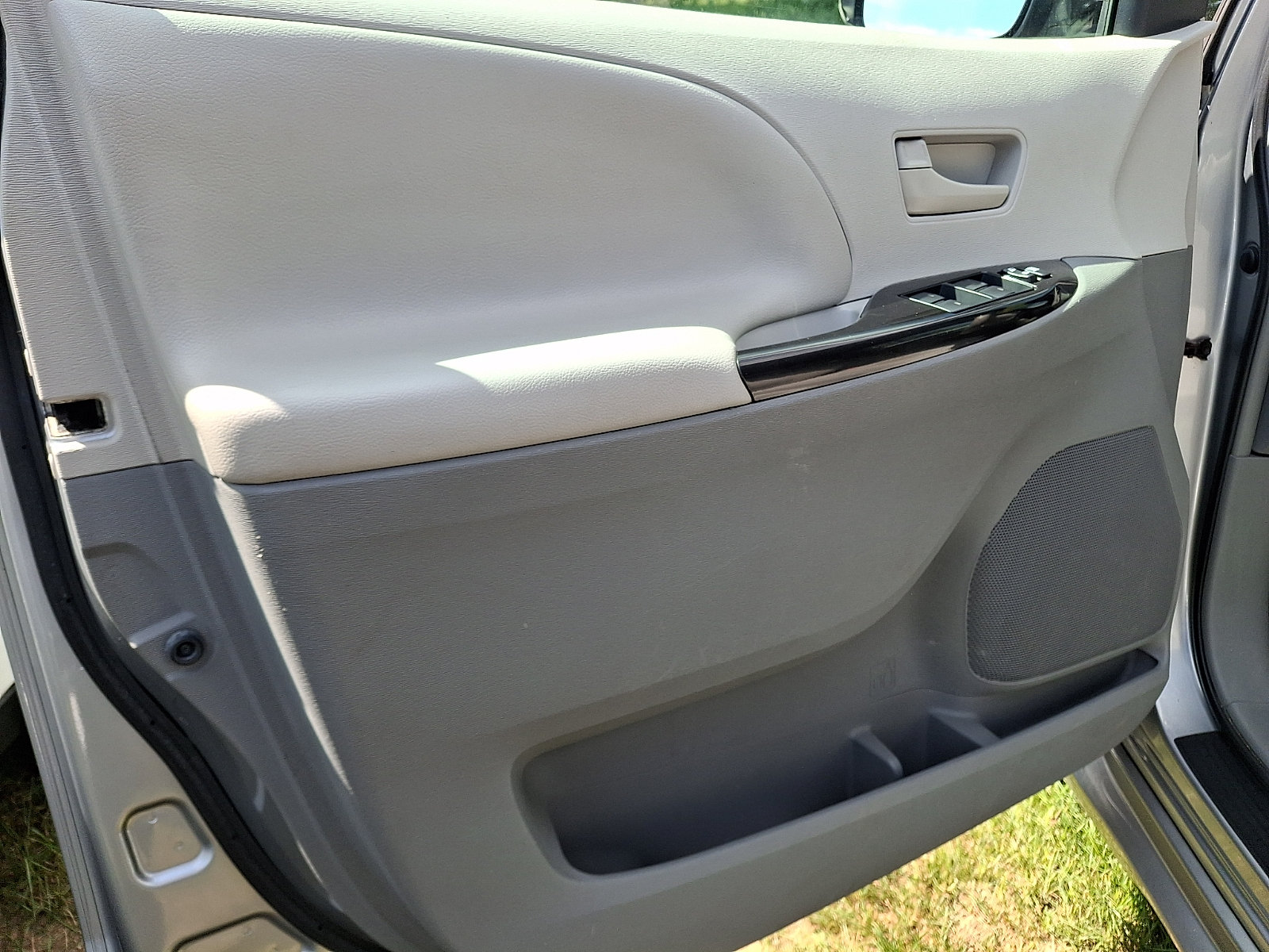 Used 2012 Toyota Sienna LE w/ Towing Pkg FWD image 13