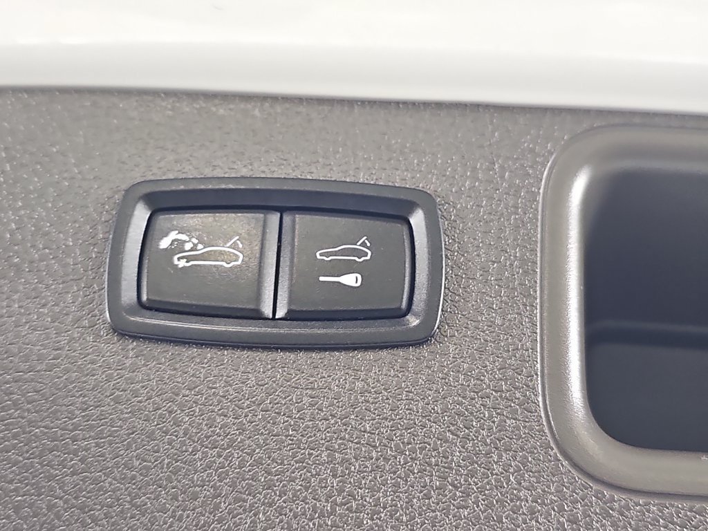 Used 2016 Porsche Macan Turbo AWD/4WD image 16