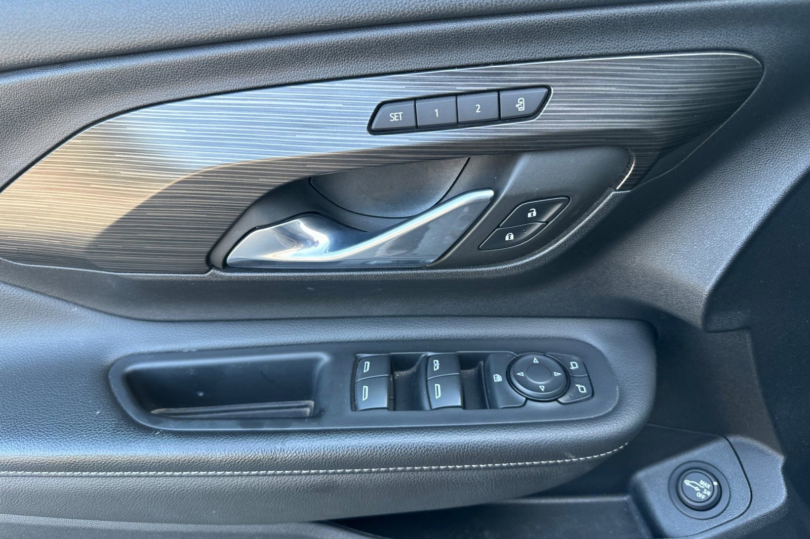 Used 2023 GMC Terrain SLT image 11