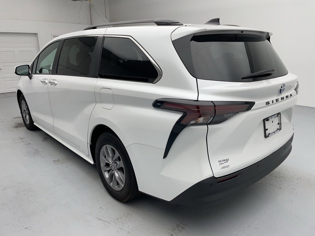 Used 2023 Toyota Sienna XLE image 9