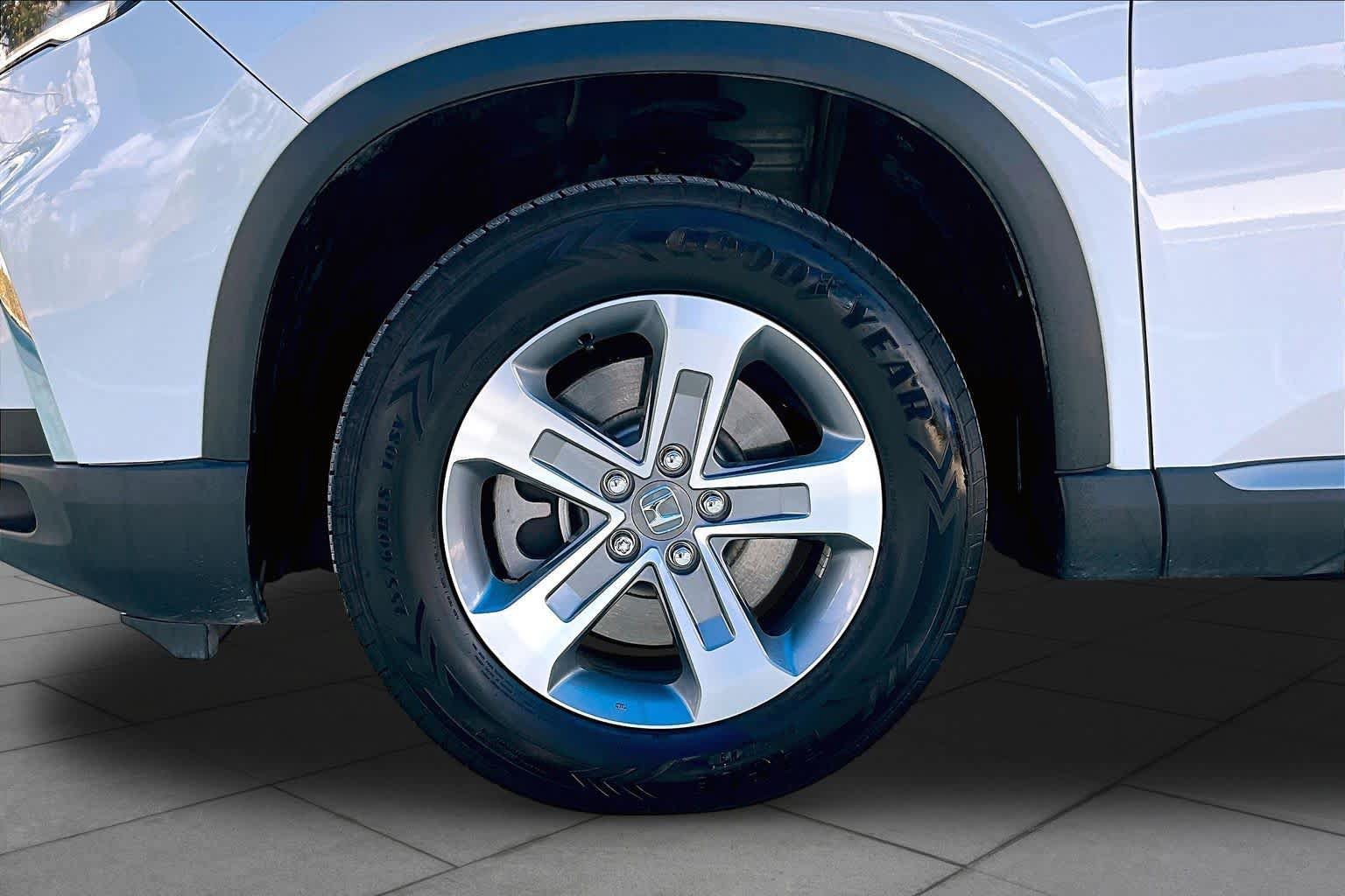 Used 2025 Honda Pilot EX-L image 11