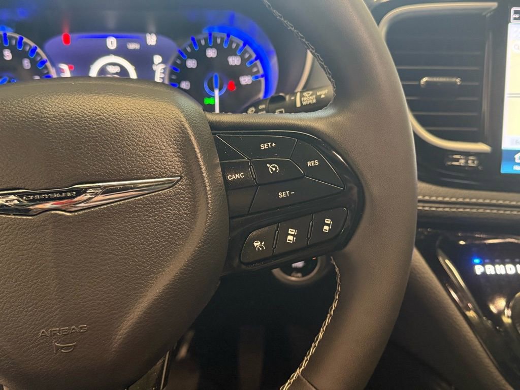 Used 2025 Chrysler Pacifica Limited image 29