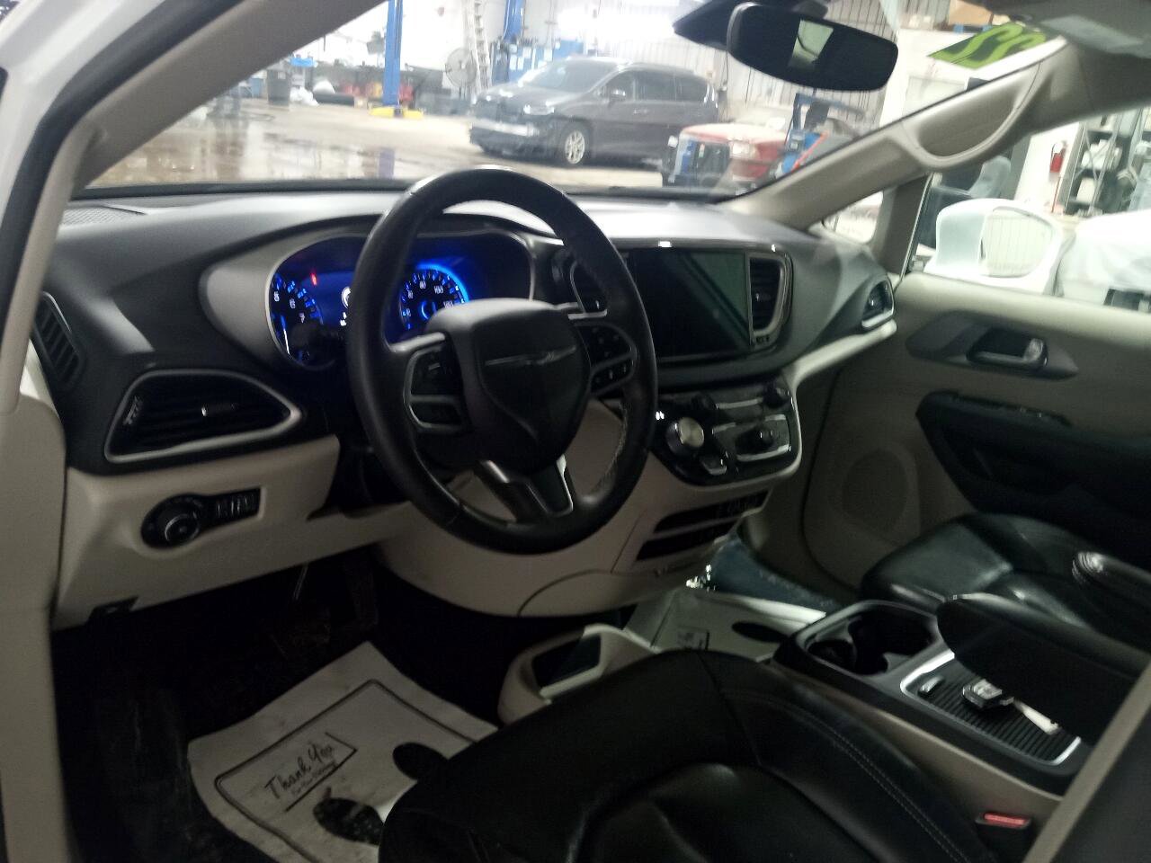 Used 2022 Chrysler Pacifica Touring-L image 5