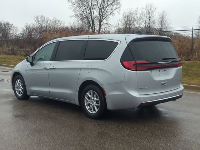 Used 2024 Chrysler Pacifica Touring-L image 5