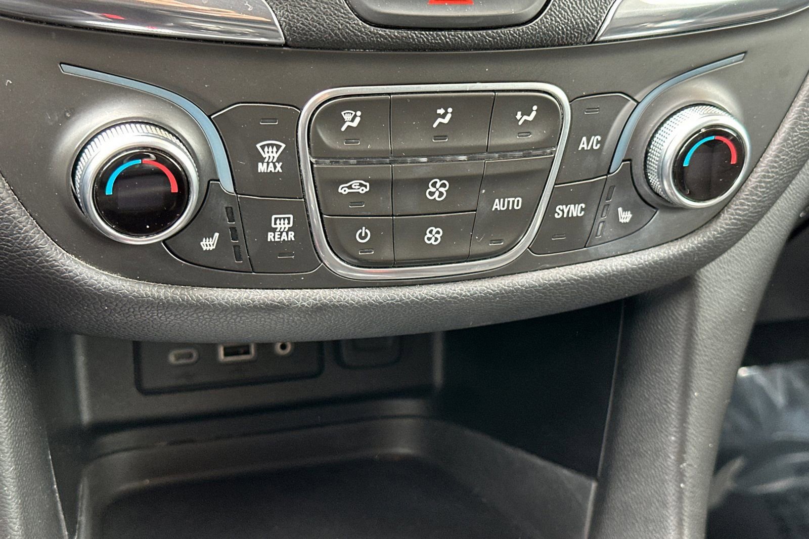 Used 2019 Chevrolet Equinox LT FWD image 22