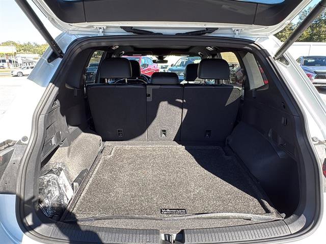Certified 2024 Volkswagen Tiguan SE R-Line image 11