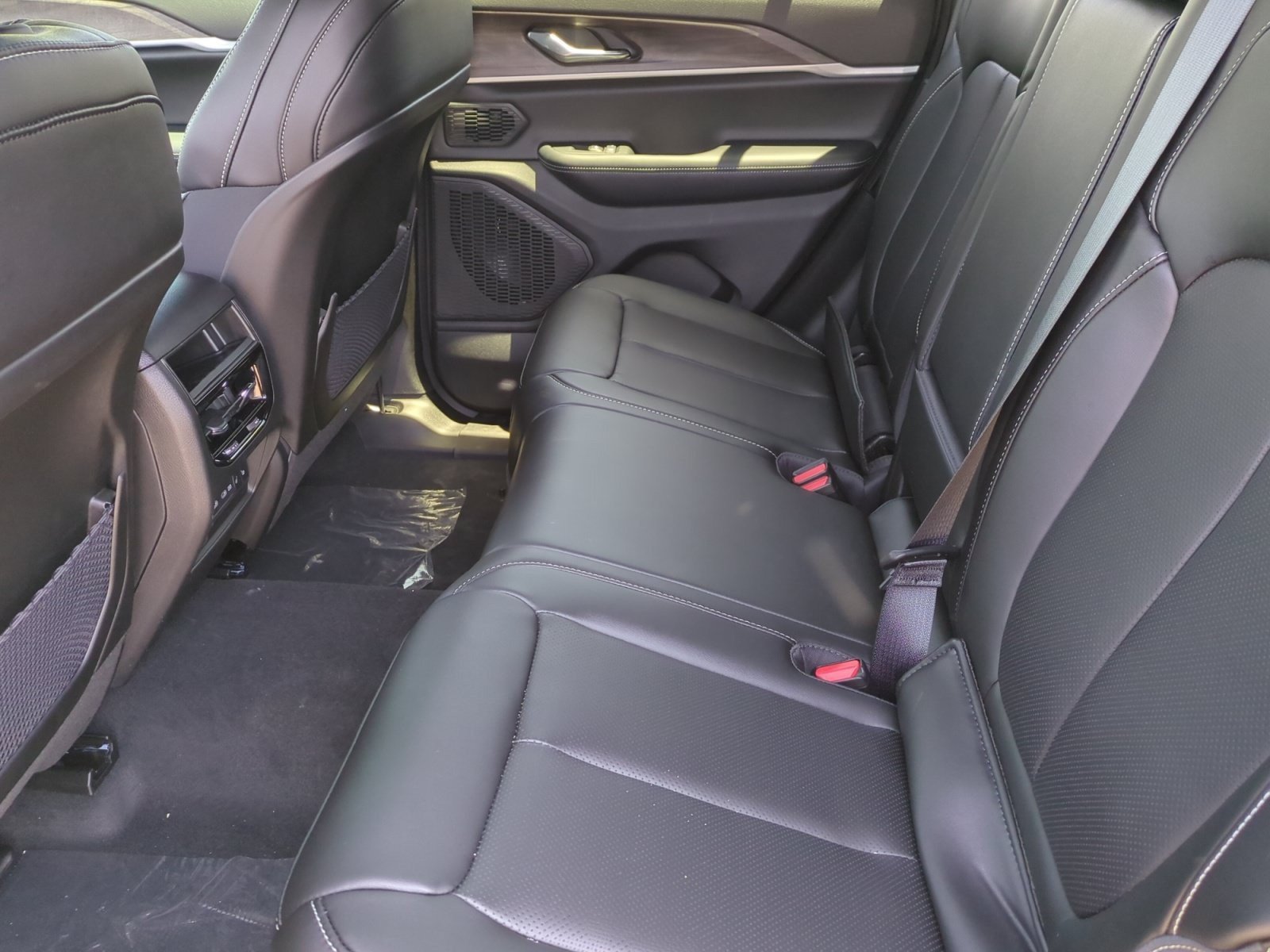 New 2026 Jeep Grand Cherokee Limited w/ Luxury Tech Group II RWD image 17