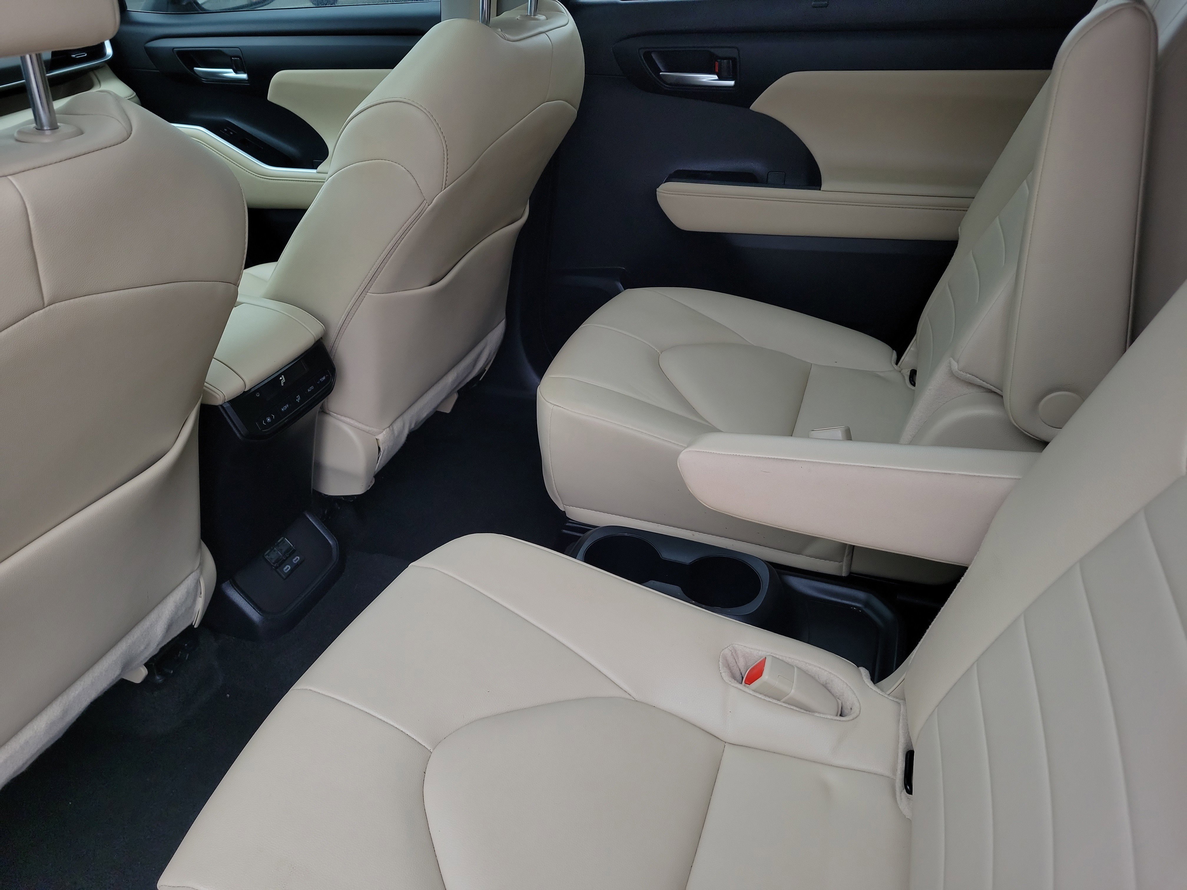 Used 2024 Toyota Highlander XLE image 11