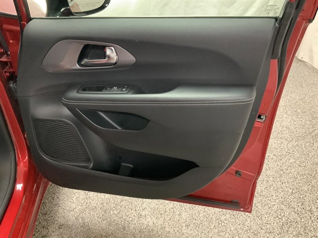 Used 2025 Chrysler Pacifica Select FWD image 23
