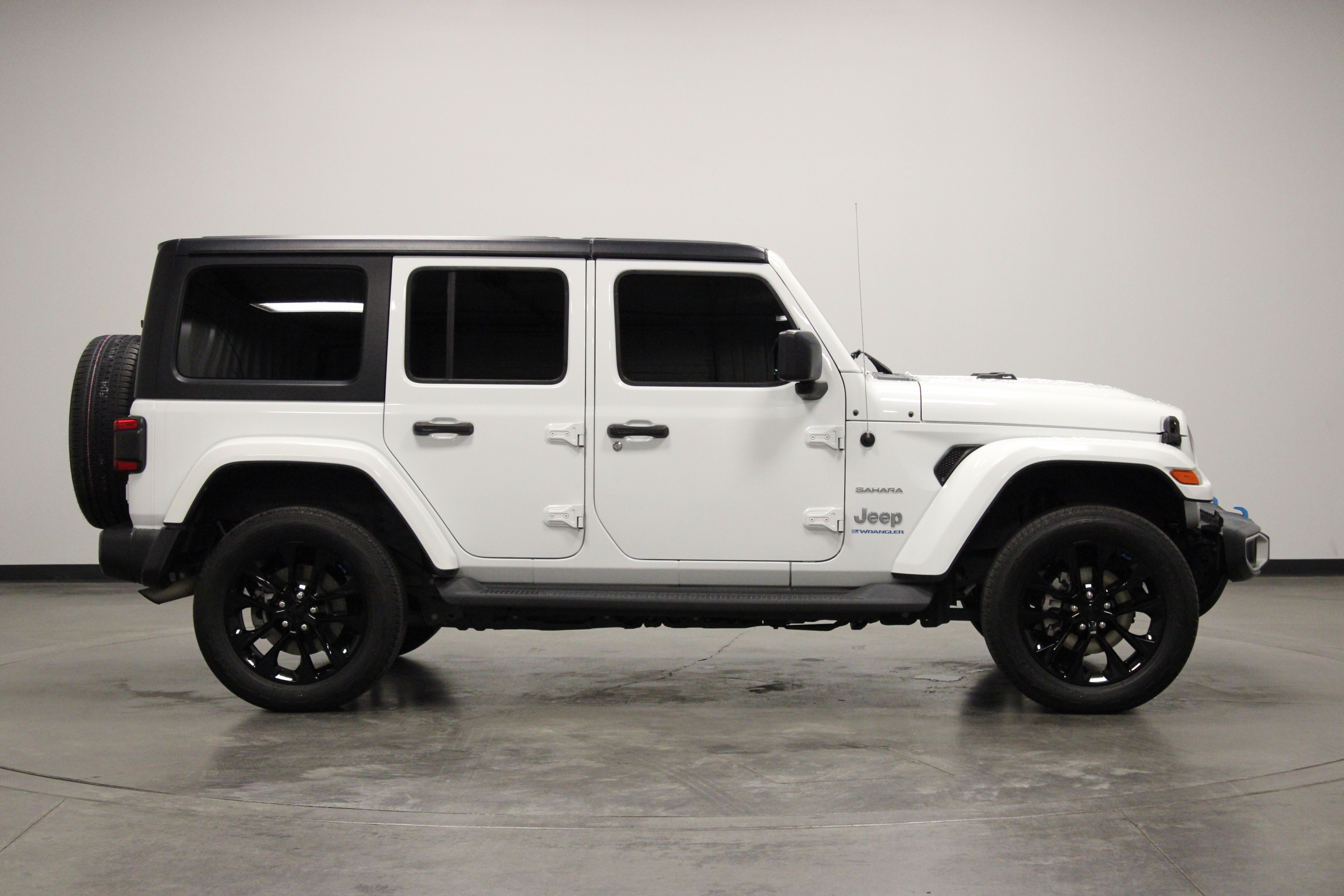 Used 2023 Jeep Wrangler Unlimited Sahara w/ Cold Weather Group AWD/4WD image 9