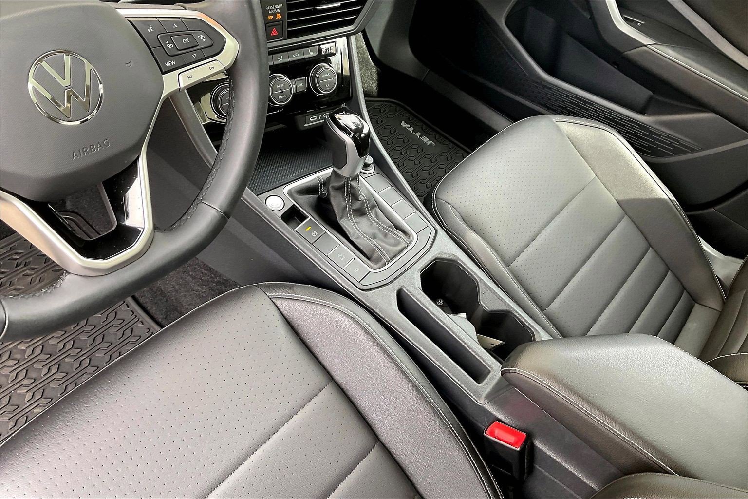 Certified 2024 Volkswagen Jetta SE w/ Panoramic Sunroof Package image 17