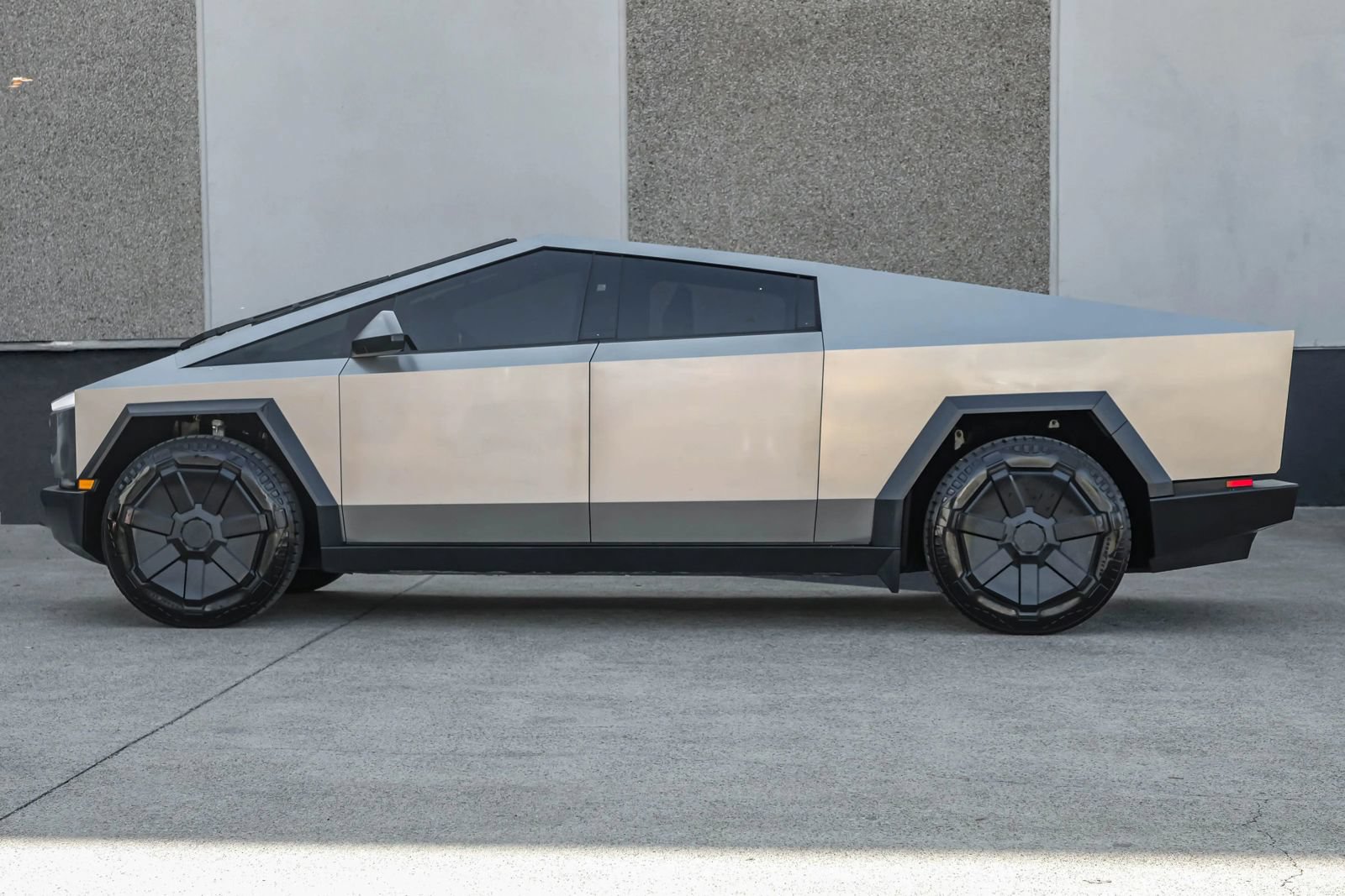 Used 2024 Tesla Cybertruck Cyberbeast AWD/4WD image 16
