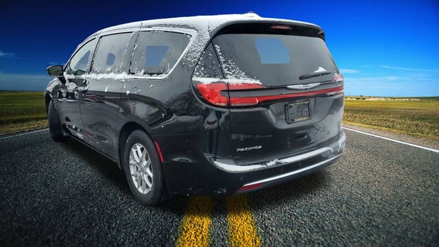 Certified 2024 Chrysler Pacifica Touring-L image 2