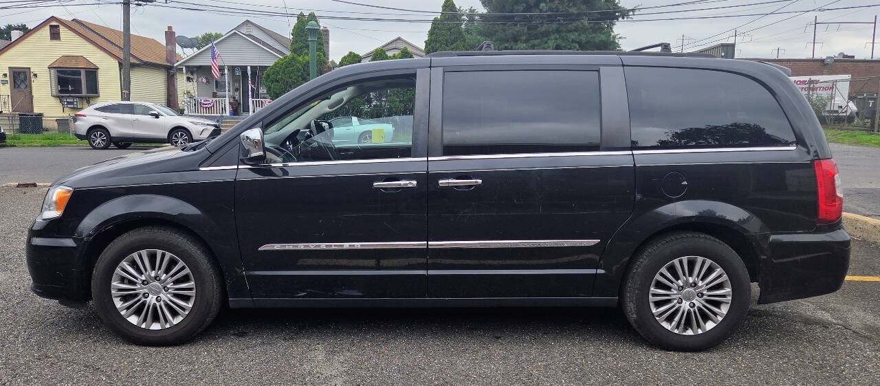 Used 2016 Chrysler Town & Country Touring-L FWD image 2