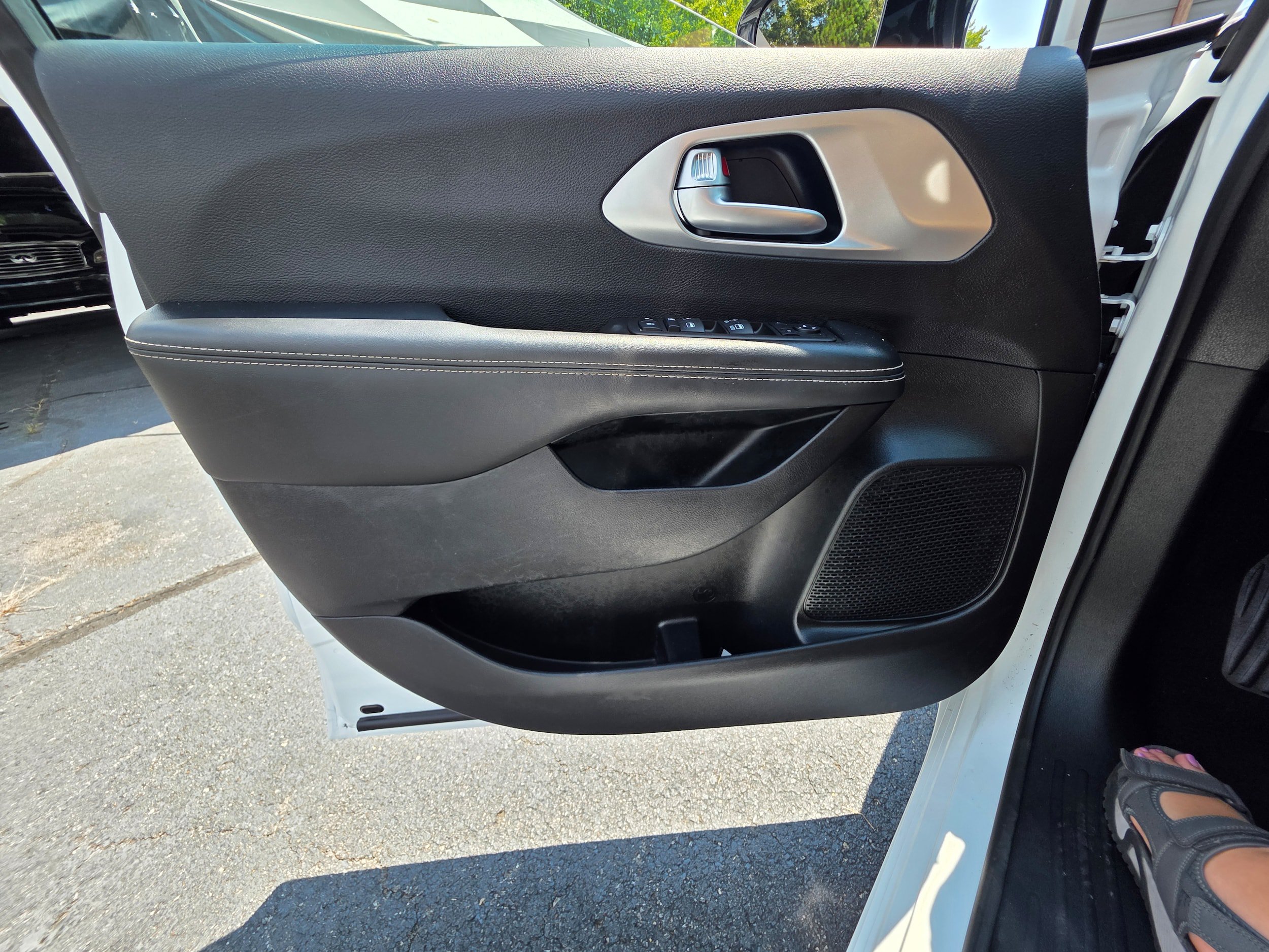 Used 2024 Chrysler Pacifica Touring FWD image 18