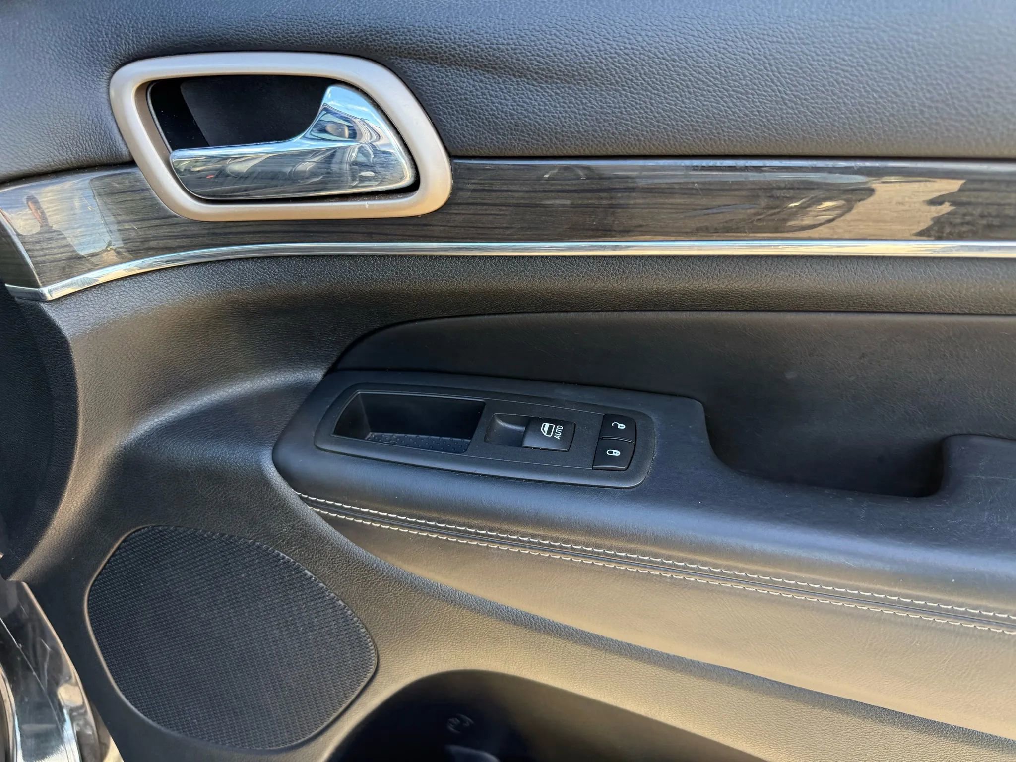 Used 2015 Jeep Grand Cherokee Overland w/ Trailer Tow Group IV image 29