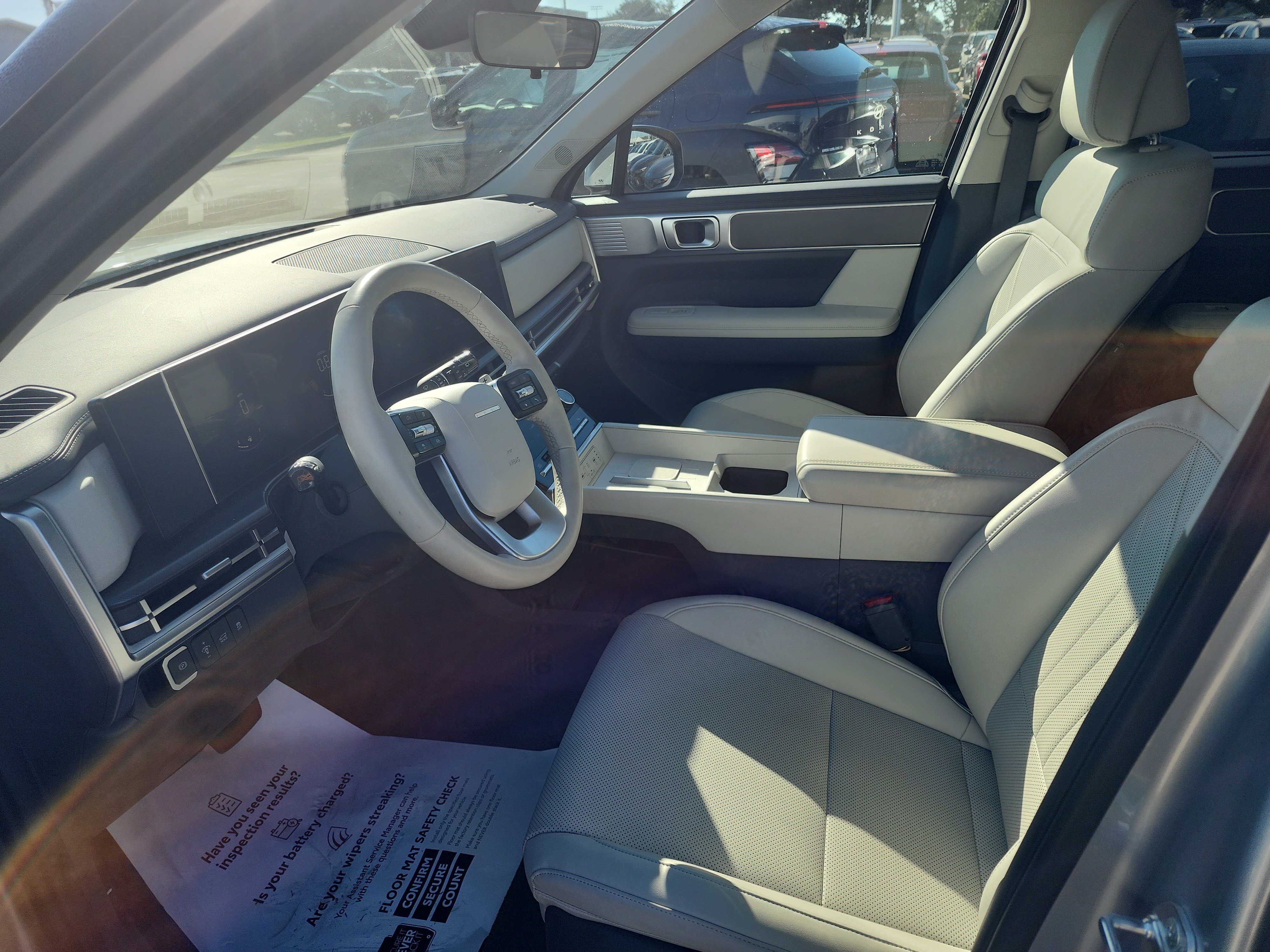 Used 2025 Hyundai Santa Fe SEL FWD image 10