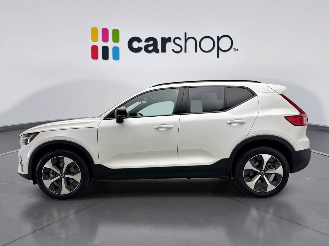 Used 2025 Volvo XC40 B5 Plus AWD/4WD image 2