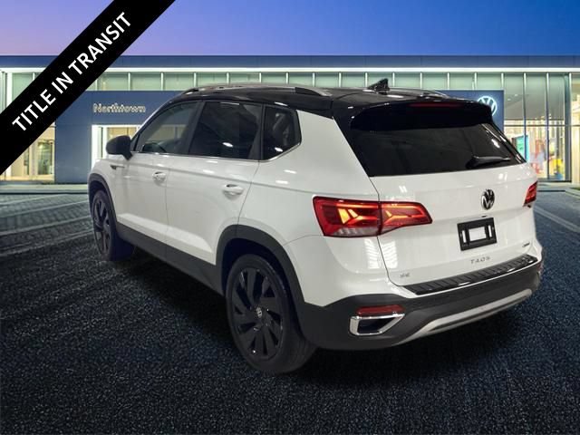 Used 2024 Volkswagen Taos SE w/ Panoramic Sunroof Package AWD/4WD image 3