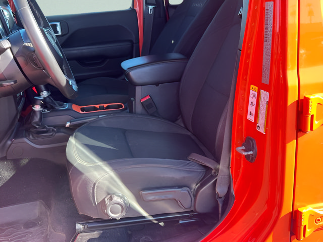 Used 2018 Jeep Wrangler Unlimited Sahara AWD/4WD image 8
