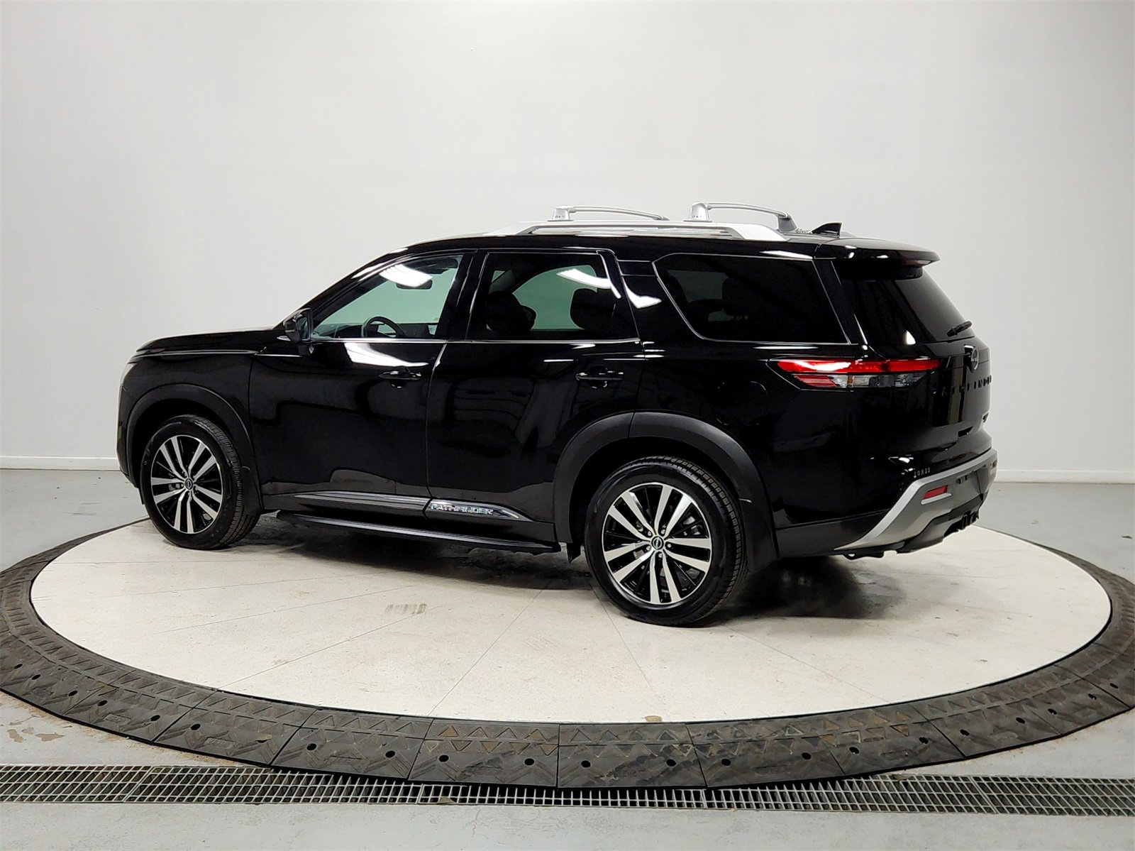 Used 2024 Nissan Pathfinder Platinum w/ Lighting Package (N93) image 5