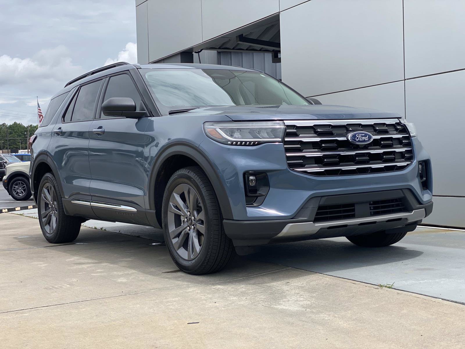 Used 2025 Ford Explorer Active w/ Active Comfort Package AWD/4WD image 2