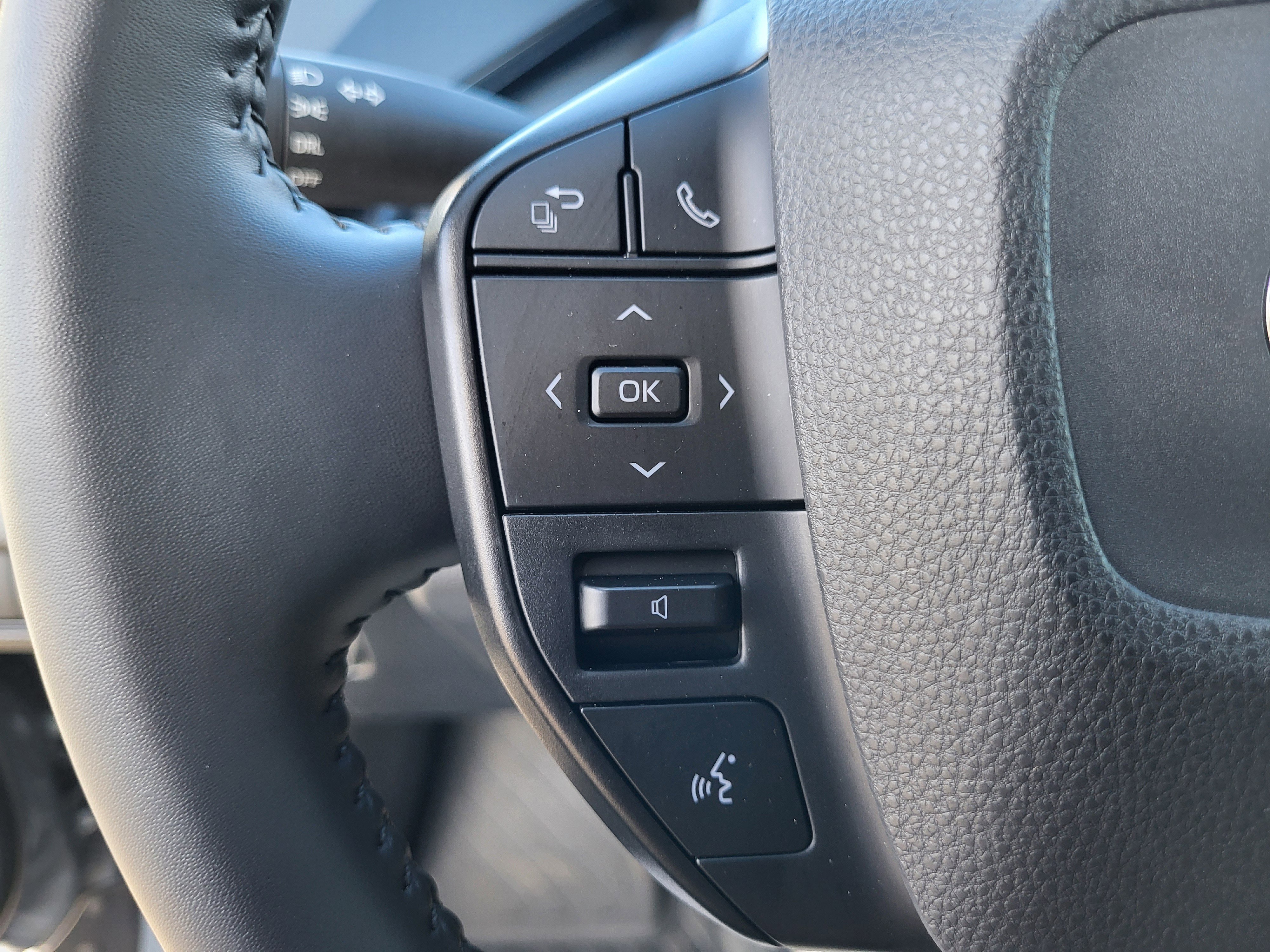 Used 2025 Toyota Prius LE image 18