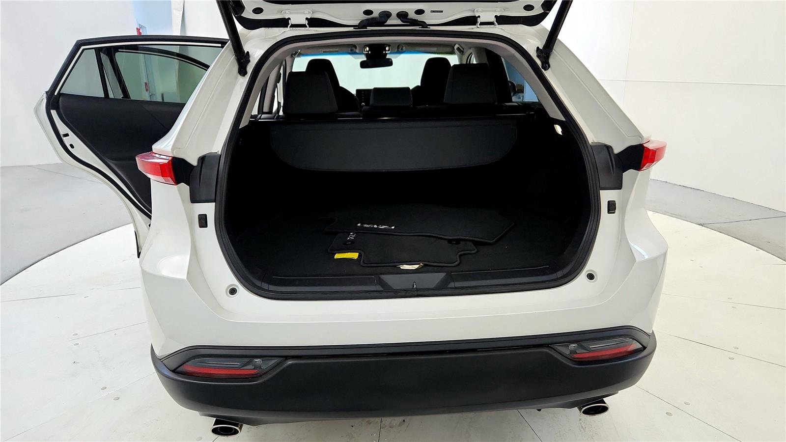 Used 2021 Toyota Venza LE w/ Carpet Mat Package (TMS) image 20