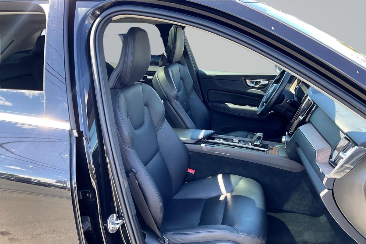 Used 2022 Volvo XC60 B5 Momentum AWD/4WD image 7