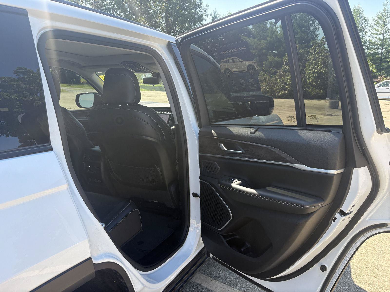 Used 2023 Jeep Grand Cherokee Limited w/ Luxury Tech Group II AWD/4WD image 14