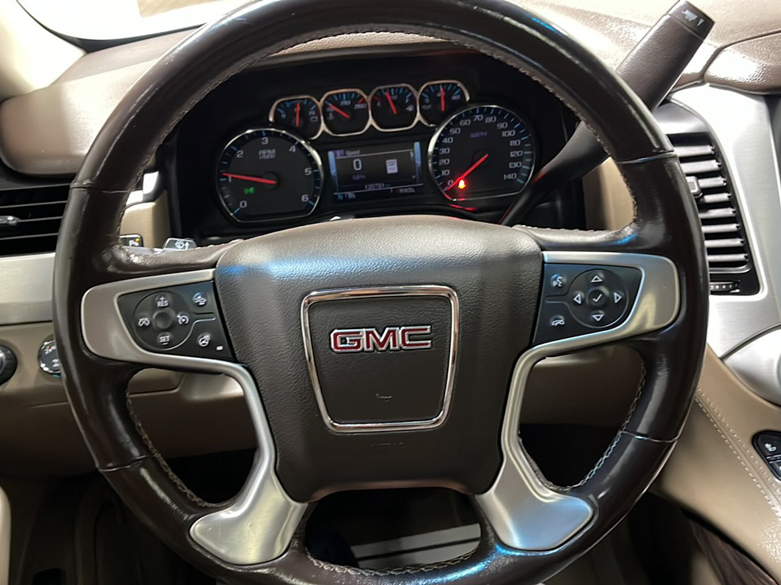 Used 2020 GMC Yukon XL SLT w/ Open Road Package AWD/4WD image 4